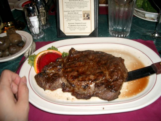 会議初日の夜は、デトロイト在住の方と、<br />デトロイトで一番美味しいステーキ屋さんとの<br />うわさの、ジェフリーズに来ました。<br /><br />お肉が大きい〜〜。