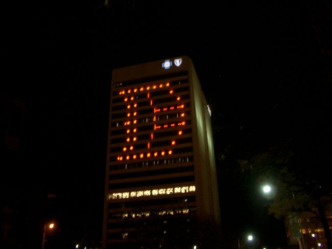 夕食が終わり出ると、ビルに、<br />「Ｄ」のデコレーションが・・・。<br /><br />実は、明日から、デトロイトタイガースと、<br />田口選手の居るセントルイスカージナルスの、<br />ワールドシリーズが、ここデトロイトで始まります。