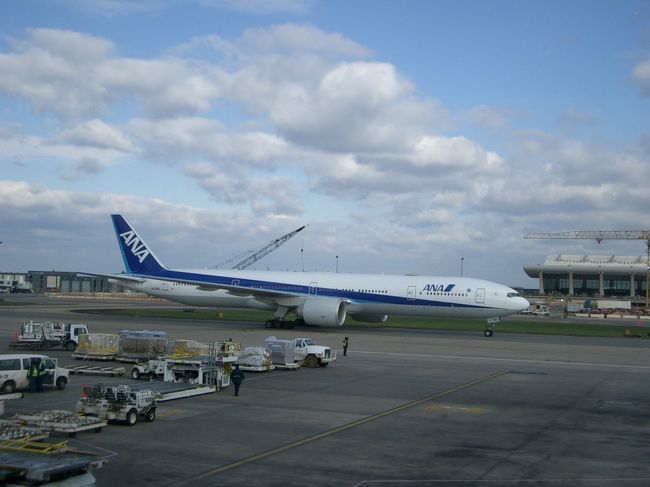 ここで成田行きの全日空機に乗り換えます。<br /><br />ちょうど日本からの飛行機が到着した所です。