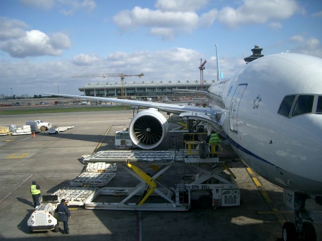 そろそろ搭乗です。<br />ダレス国際空港のＡＮＡラウンジ（シグネット）には<br />専用のゲートがあり、一般のお客様とは別ルートで<br />搭乗できます。<br /><br />このサービスは嬉しいですね。<br />後は日本まで帰るだけです。<br /><br />お疲れ様でした〜。<br /><br />------------------------------------------<br />＜編集後記＞<br />長い旅行記になってしまいました。<br />お付き合い頂きありがとうございました。<br /><br />今回の出張では、ほぼ毎日お肉を頂いてまいた。<br />出張期間中の体重増加は４キロ・・（涙）<br />アメリカでの食事は気をつけないと、<br />高カロリーですね。<br /><br />次は、ぜひ、野球の試合を見てみたいな。<br /><br />Mai<br />