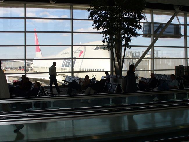 ようやくデトロイトに到着しました。<br /><br />デトロイト・メトロポリタン国際空港は、<br />ノースウェスト航空のベース空港です。