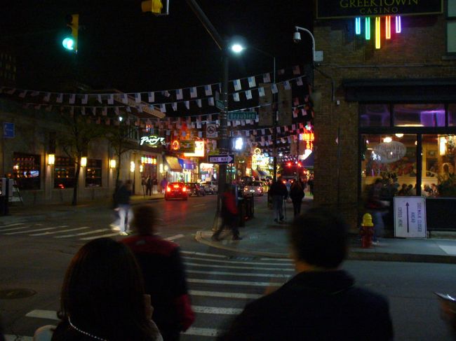 グリース（ギリシャ）タウンに来ました。<br />この通りだと「夜でも安全」とのこと。。