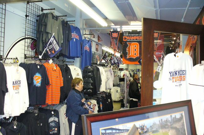 デトロイトタイガースのショップでは、<br />明日からの、ワールドシリーズの応援に備え、<br />Ｔシャツやキャップなど応援グッズが、<br />飛ぶように売れてました。