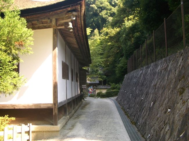 ■想い出さがし奈良１１５０ｋｍの旅<br /><br />●吉野如意輪寺<br />〜歴史〜<br />　平安時代の延喜年間（901年〜922年）に日蔵上人により開かれたと伝わる。<br />　南北朝時代には後醍醐天皇の勅願所とされた。慶安3年（1650年）、鉄牛上人という僧によって再興され、浄土宗に改宗した。<br />