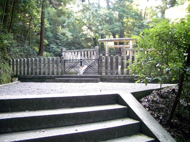 ■想い出さがし奈良１１５０ｋｍの旅<br /><br />●吉野如意輪寺<br />「後醍醐天皇陵」ここですね。<br />　通常天皇陵は南に面していますが、後醍醐天皇陵は北に面しています。これは北の京都に帰りたい願いを表したものだといいます。