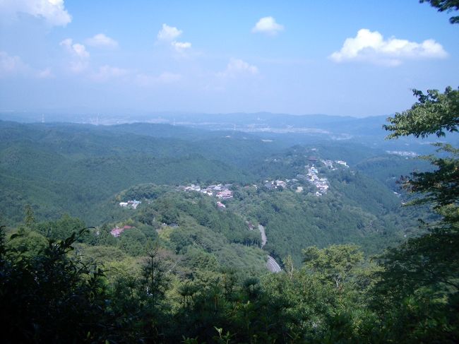 ■想い出さがし奈良１１５０ｋｍの旅<br /><br />●吉野山<br />「上千本展望所」<br />　吉野山には古来桜が多く、山すそから順に「下・中・上・奥」の4箇所に約30,000本の桜の原種である白山桜が密集する名所です。