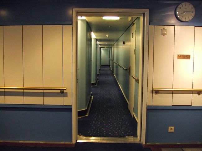 客室の並ぶ廊下。
