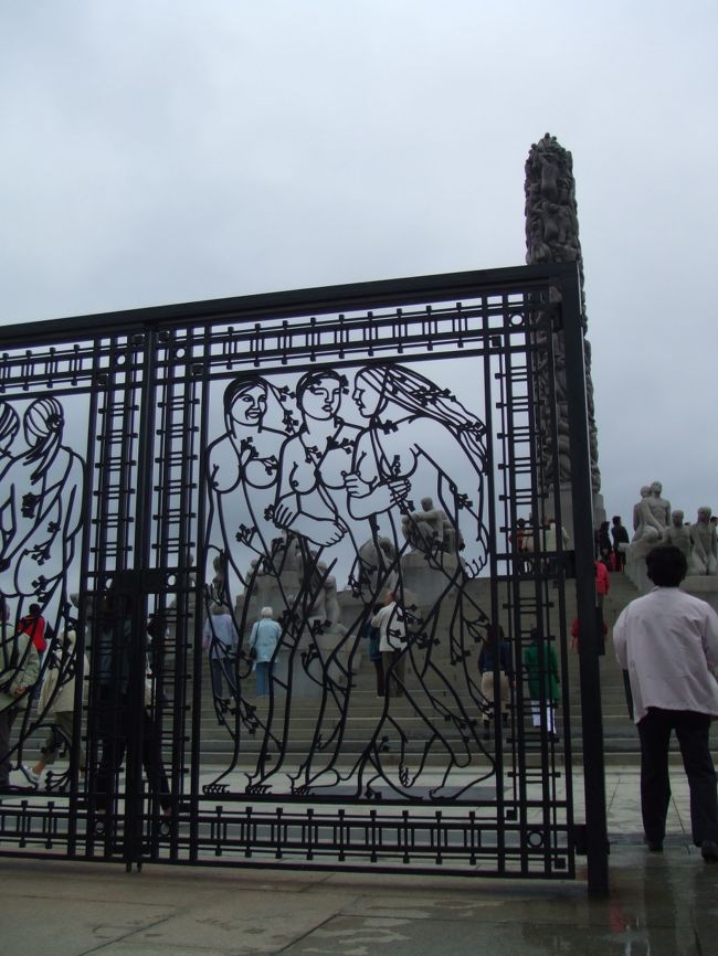 門には女性が。