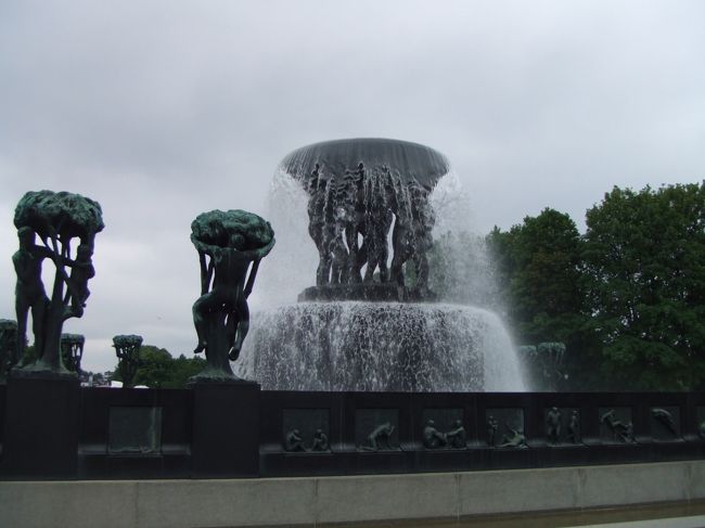 噴水の周りにも、輪廻や人生のあらゆる場面の彫刻が刻まれています。