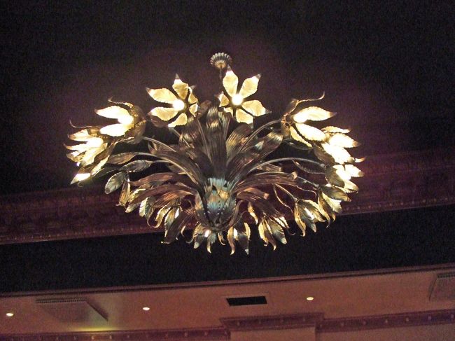 シャンデリアも素敵。