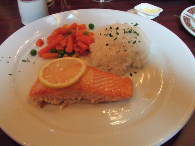 サーモン料理でございます。<br />