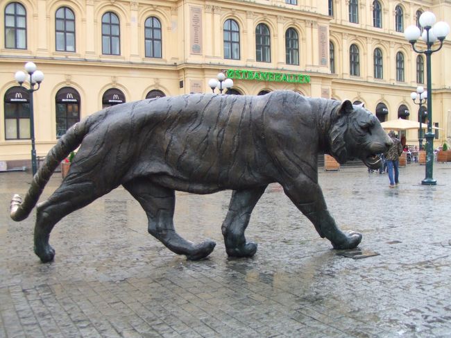 天候に負けじとお散歩へ。<br />広場に大きなトラがいました。