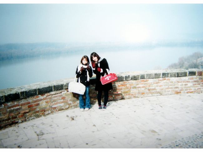 あたしたちが立ってる側がハンガリーで、<br /><br />後ろ側がスロバキアです！！<br /><br />エステルゴム大聖堂の後ろ側で撮った♪