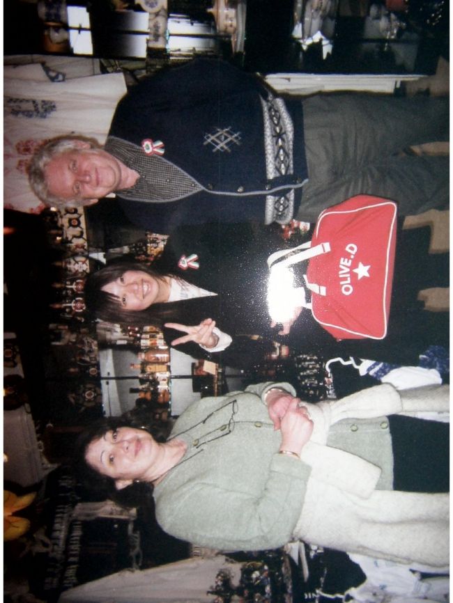 ハンガリー独立記念（３月１５日）にバッヂつけて、<br /><br />地元の人たちと写真撮りました♪♪