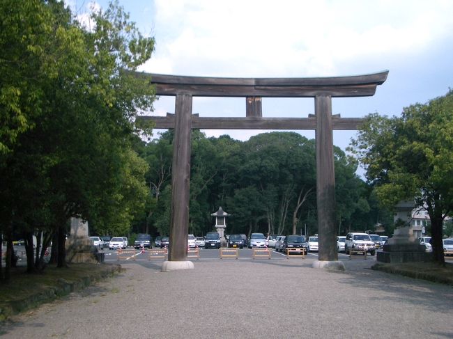 ■想い出さがし奈良１１５０ｋｍの旅<br /><br />●橿原神宮 <br />「一ノ鳥居」<br />　第一代の天皇であり我が国建国の始祖となられた神武天皇と、ひめたたらいすずひめ皇后が祀られています。