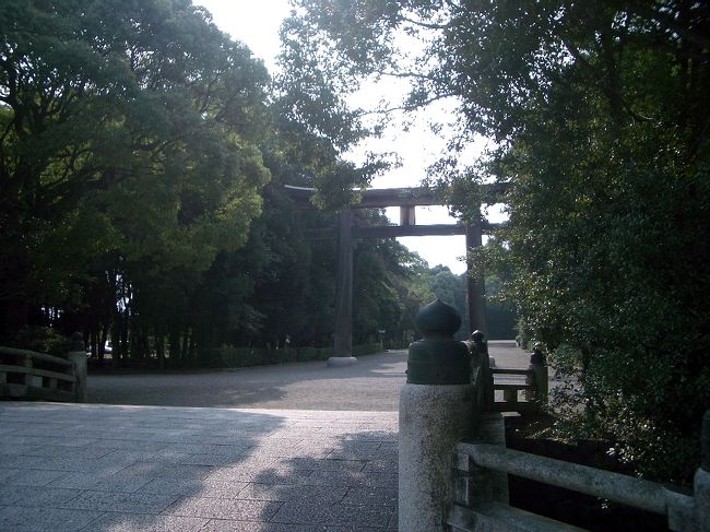 ■想い出さがし奈良１１５０ｋｍの旅<br /><br />●橿原神宮 <br />「神橋より二ノ鳥居」<br />　記紀（古事記と日本書紀との総称）において初代天皇とされている神武天皇を祀るため、神武天皇の宮（畝傍橿原宮）があったとされるこの地に、橿原神宮創建の民間有志の請願に感銘を受けた明治天皇により、明治23年（1890年）に官幣大社として創建されました。<br />