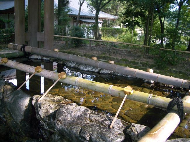 ■想い出さがし奈良１１５０ｋｍの旅<br /><br />●橿原神宮 <br />「手水舎」<br />　昭和15年（1940年）昭和天皇が同神社に行幸し、秋には日本各地で紀元2600年奉祝式典が挙行されました。<br />　この年の参拝者は約1000万人に達したといわれます。現在でも皇族の参拝があるそうです。<br />