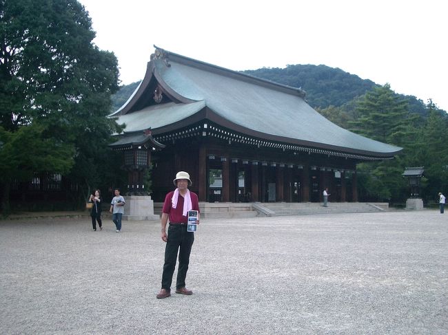 ■想い出さがし奈良１１５０ｋｍの旅<br /><br />●橿原神宮 <br />「外拝殿」<br />　八脚門である「南神門」をくぐると、左手に巨大な外拝殿が現れてきます。後ろに畝傍山が見えます。<br />　３５℃以上の暑さ！かなり歩き回りました。<br />　想い出の写真を持って。