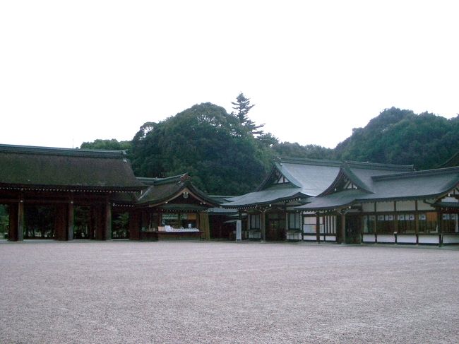 ■想い出さがし奈良１１５０ｋｍの旅<br /><br />●橿原神宮 <br />　桧皮葺きの外拝殿、内拝殿、本殿が連続して並び、荘厳な雰囲気をかもしています。