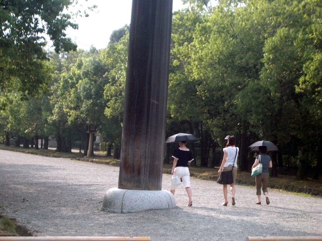 ■想い出さがし奈良１１５０ｋｍの旅<br /><br />●橿原神宮 <br />　観光でしょうね、境内では若い女性の姿も見られます。