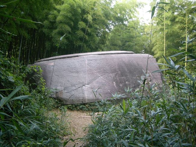 ■想い出さがし奈良１１５０ｋｍの旅<br /><br />●益田の岩船<br />　長さ11m、幅8m、高さ4.7mの巨大な石造物です。<br />　上の面を平らにして浅い溝を造り、四角い孔を二つあけてあります。<br />