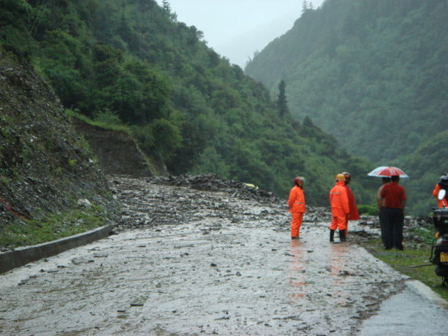 この前なんで、前のトラックに直径1.5ｍぐらいの大きな石がぶつかってました… <br />それが後1分…いや後数十秒違っていれば、こっちのバスに直撃したかも… <br />窓側に座ってた俺の身は… <br />そう思うとゾッとしました。。。 <br />こっちのバスは飛行機じゃないので、通路や窓側の指定はできそうにありません… <br />運を天に任せるのみです。。。
