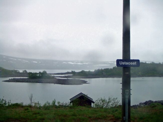 Ustaosetという駅です。雪が残っています。