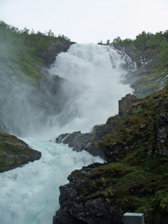 途中、ショスの滝で5分程停まってくれます。<br />皆カメラを握り締めてダッシュ！