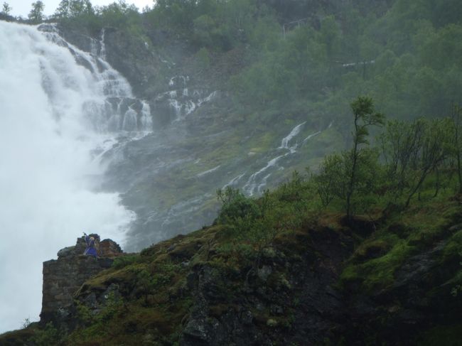 音楽が鳴り、青い衣装をまとった女性が登場！<br />と思ったらすぐ消えてしまいました。