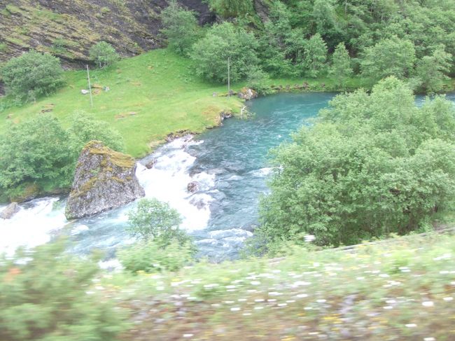 川の色が奇麗です。