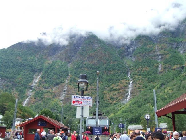 先程まで雨が降っていたので、何本も滝が出来ていました。