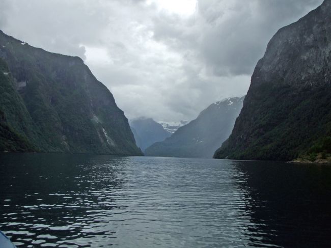 世界遺産のネーロイフィヨルドを、ゆっくりと進んで行きます。