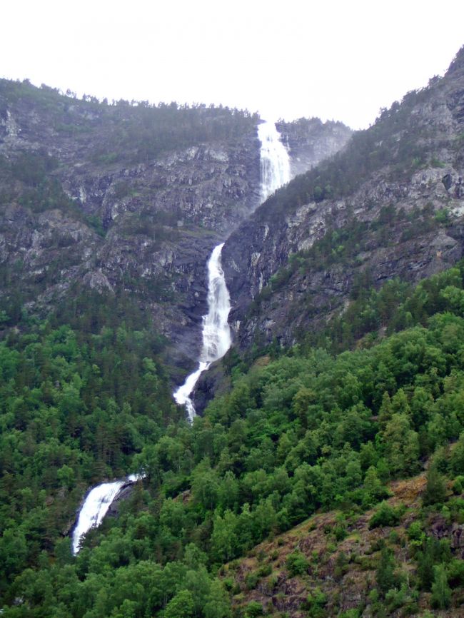 水量豊かな滝。
