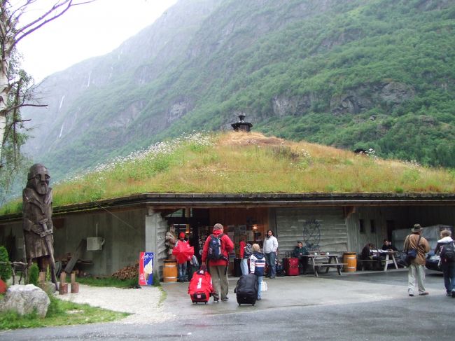 グドヴァンゲンに到着です。<br />屋根に草が生えていて、非常に可愛らしい建物です。<br />これは防寒になるそうですよ！<br />