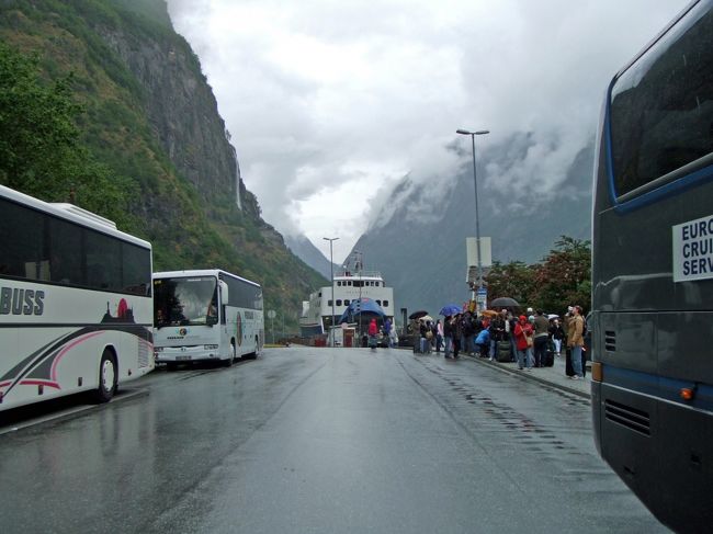 皆それぞれのバスに乗り込みます。