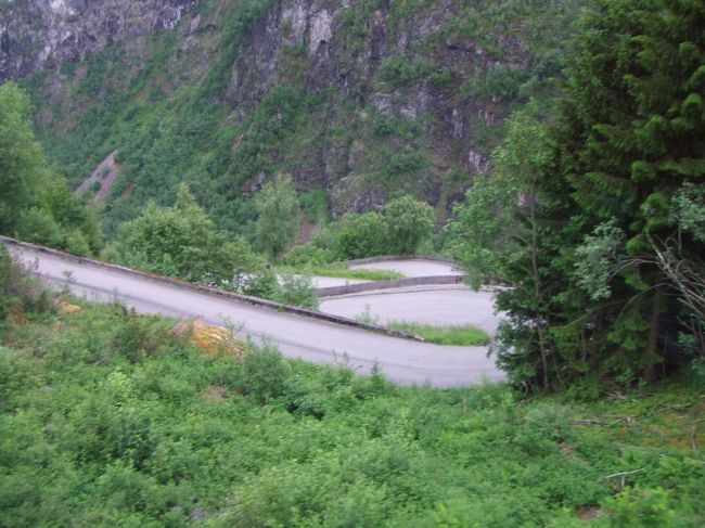 物凄いクネクネ道を大きなバスで登っていきます。