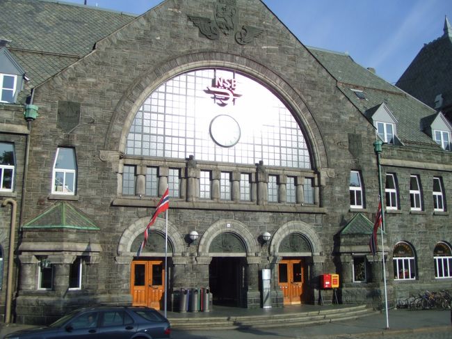 バスで約2時間。ベルゲンの街へ到着です。<br />写真はベルゲン駅。