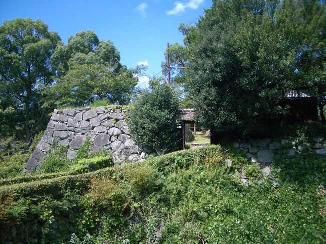 ■想い出さがし奈良１１５０ｋｍの旅<br /><br />●大和郡山城跡<br />〜歴史〜<br />　天正５年(１５７７)大和の土豪である筒井順慶は松永久秀を破った功により、織田信長から大和一国を与えられると、天正８年(１５８０)筒井氏代々の居城であった筒井城を廃して、大和郡山に城郭を築き居城とした。<br />