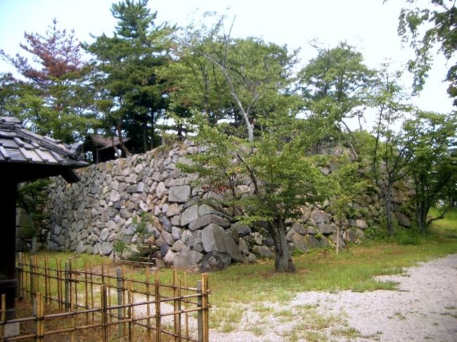 ■想い出さがし奈良１１５０ｋｍの旅<br /><br />●大和郡山城跡<br />「天守台石垣」<br />　その後、本多氏２代、松平氏１代、本多氏５代を経て享保９年(１７２４)五代将軍徳川綱吉の側近として勢威を振るった柳沢吉保の子である吉里が甲府城から大和郡山城に１５万石で入封。<br />