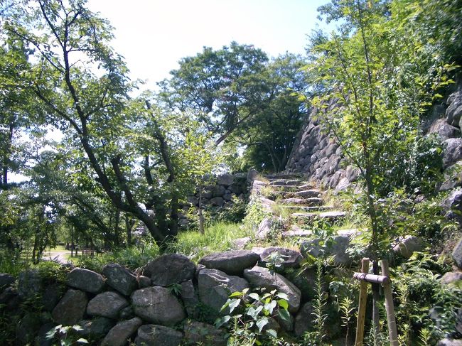 ■想い出さがし奈良１１５０ｋｍの旅<br /><br />●大和郡山城跡<br />「天守台へ」<br />　柳沢吉里は藩校「総稽古所」を設け、１０歳以上の子弟をすべて入所させたほか、善政を敷き、「街区整然として町は賑わひ栄えた」と古文書は伝えている。<br />　大和郡山城は柳沢吉里を初代として、柳沢家６代の居城として明治維新を迎える。<br />