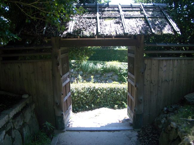 ■想い出さがし奈良１１５０ｋｍの旅<br /><br />●大和郡山城跡<br />　天正１０年(１５８２)山崎の合戦で明智光秀を破り、天下人への第一歩を踏み出した豊臣秀吉は筒井順慶の養子定次を伊賀に移し、天正１３年(１５８５)秀吉の異父弟で大和大納言と称された豊臣秀長が大和・和泉・紀伊３ヶ国１００万石の大大名として、大和郡山城に入城した。