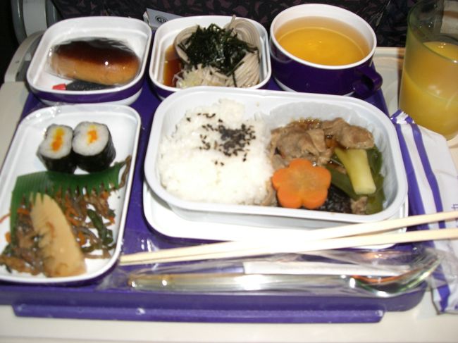 中国東方航空の機内食♪<br /><br />そばとかかっぱ巻きとかほんとに美味しかったー☆<br /><br />