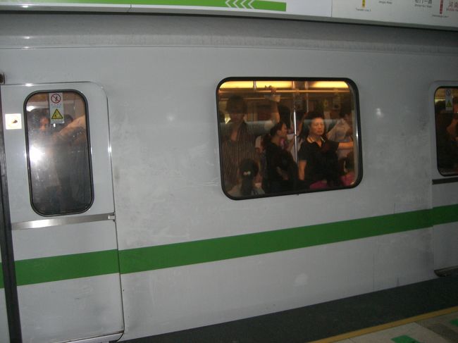 中国の地下鉄☆<br /><br />これからこの電車に乗って上海動物園に行ってきます<br /><br />♪♪パンダに会いに☆