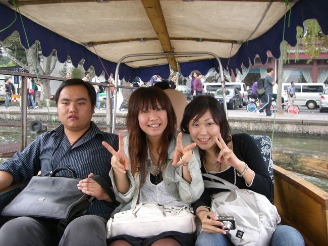 これから西湖の遊覧♪<br /><br />隣の人は中国人ガイドさんのチンさん！！<br /><br />