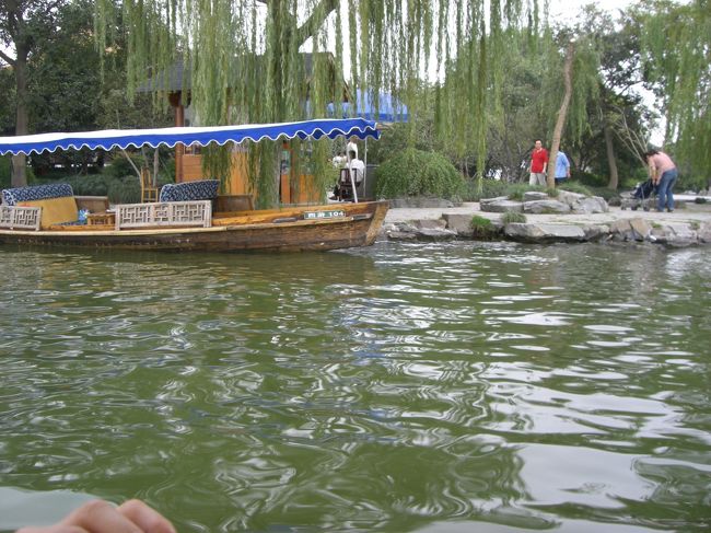 西湖☆<br /><br />透き通る綺麗さじゃなくて、濁ってない綺麗な緑だっ<br /><br />た☆中国っぽい感じ♪<br /><br />水の都・杭州☆