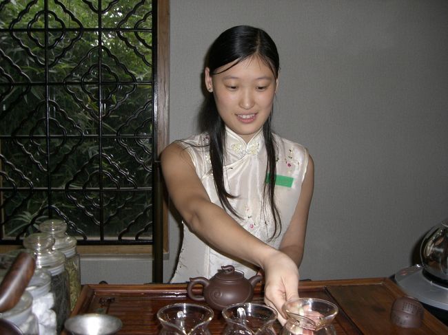 中国人の方が実際にお茶を入れるところをやって見せ<br /><br />てくれました☆<br /><br />こんななんだー！！って思った！！<br /><br />お茶は奥が深い＊＊