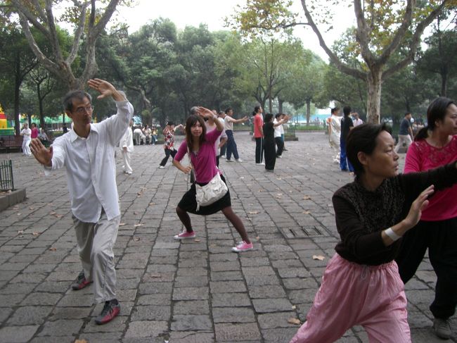 あたしも混じって太極拳やってみました♪<br /><br />難しかったー。。