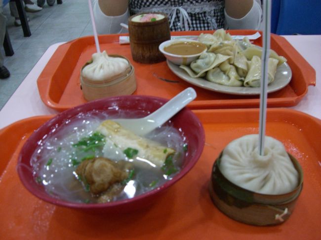 豫園で食べたお昼ご飯！！<br /><br />肉まんみたいのにストローをさして中身だけ食べるの<br /><br />が中国式♪