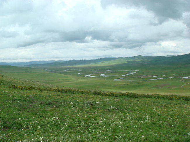 ３枚目はゾルゲ（漢字が出せない…）という場所で、小さな田舎町ですが高原が素晴らしいと聞いていったのですが、あいにくの天気で…<br />もしこれが青空なら、青と緑のコントラストは素晴らしいものなのでしょう。。。<br />さすがの神様も３箇所ともいいところは見せてくれませんでした…<br /><br />宿にシャワーがなく入れない日もありましたが、楽しかったです。。。<br /><br /><br />