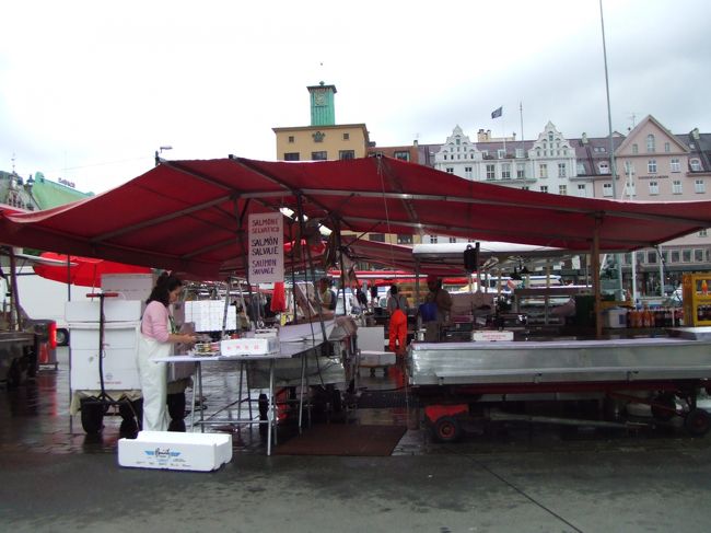 近くの魚市場。